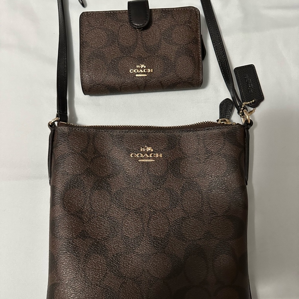 EUC - Coach crossbody signature pattern